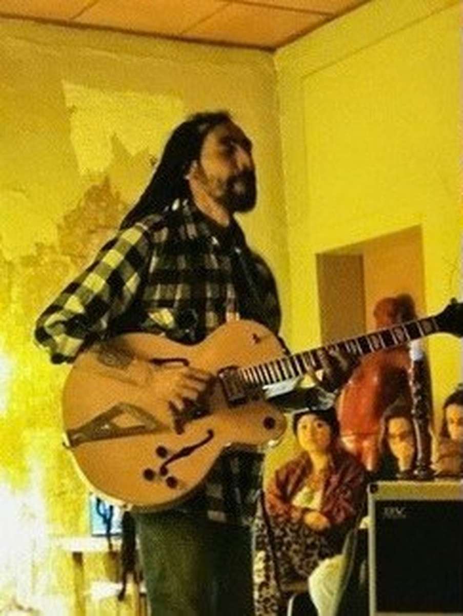 Amine in a solo guitar live session