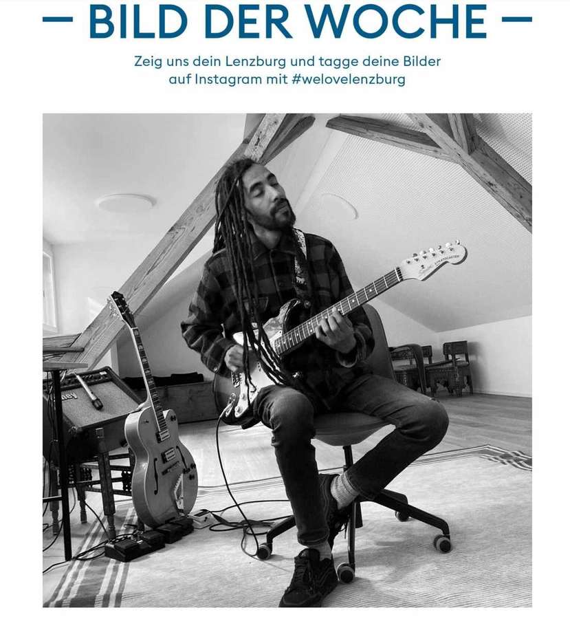 Amine playing electric guitar in the attic room at Villa Sonnenberg, featured as Bild der Woche